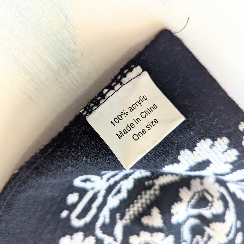 Sourpuss Los Muertos scarf with pocket black and white sugar skulls - Picture 4 of 4